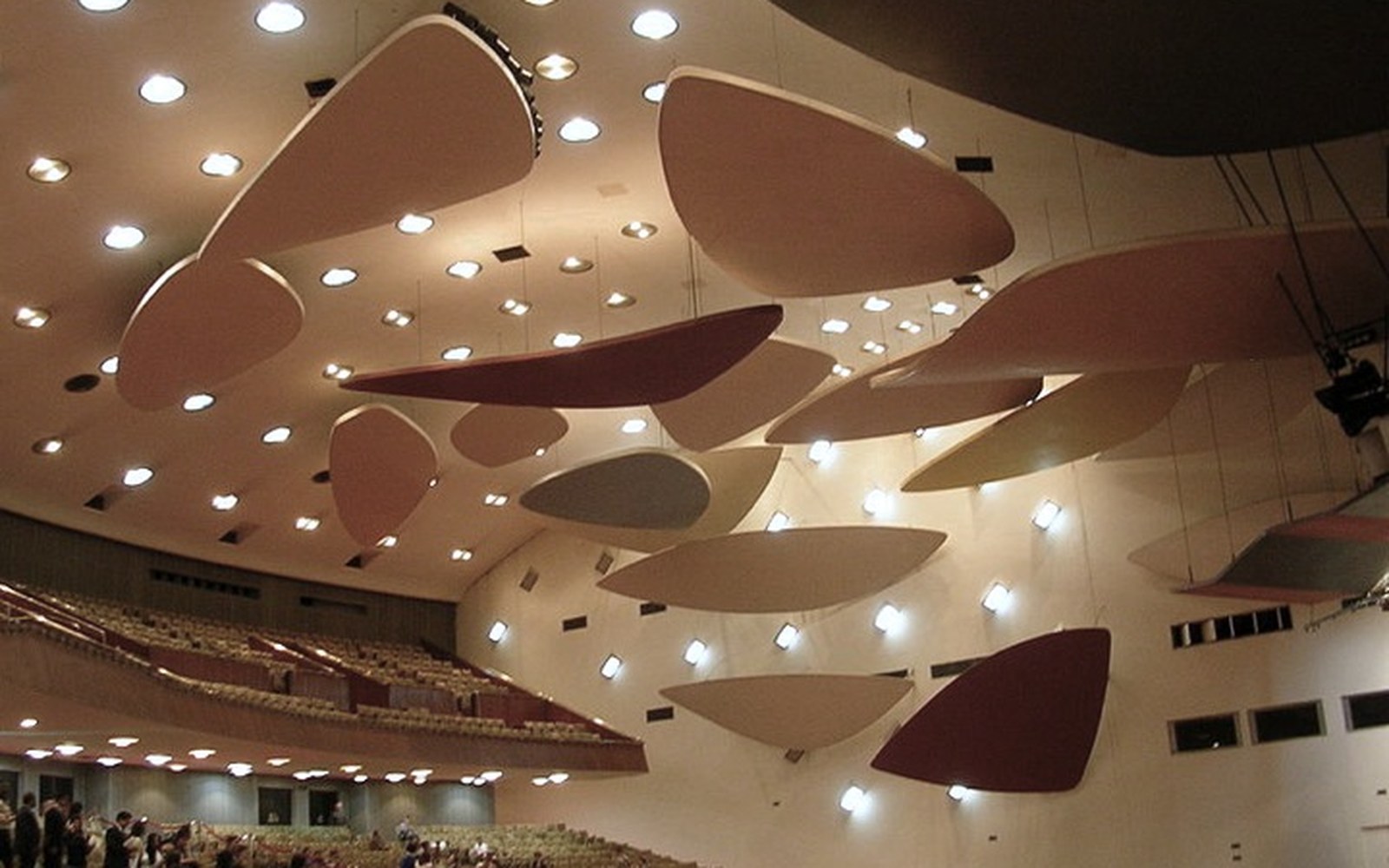 Interior of the Aula Magna, Ciudad Universitaria de Caracas, audience seated in the stalls, Alexander Calder's suspended acoustic cloud panels visible overhead
